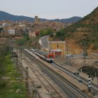 Un tren al seu pas per Riba-roja d'Ebre.
