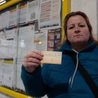 Una treballadora d'una fundació social mostra l'abonament gratuït