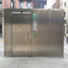 Fotografia d'arxiu d'un lavabo públic 'autonetejable' a plaça de les Dones del 36 de Barcelona.