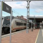 El tren regional R-15 a punt de sortir des de l'estació de Reus cap a Barcelona en la jornada de la represa del servei ferroviari
