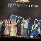 La comparsa Som i Serem a la Disfressa d'Or de Tarragona, aquest diumenge al vespre a la CaixaBank Tarraco Arena, rebent el premi guanyador.