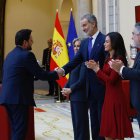 El rey de España, Felipe VI, saludando al alcalde de Tarragona, Rubén Viñuales, durante la entrega del Premio Nacional del Deporte.