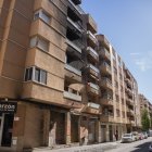 Fotografia del bloc de pisos afectat per l'incendi al carrer de Lepant de Reus.