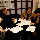 Diverses persones signant les al·legacions contra la MAT entre Catalunya i Tarragona.