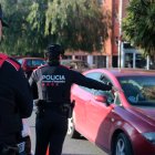 Dos agents dels Mossos d'Esquadra aturen un cotxe a l'entrada del barri de Sant Josep Obrer de Reus durant l'operatiu Kanpai