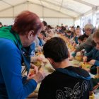 Una mestra xatonaire ajuda a un nen durant la 40a edició de la Xatonada del Vendrell