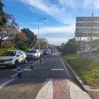 Fotografia de les retencions provocades per les pilones col·locades a l'avinguda president Macià.