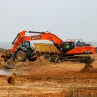 Una retroexcavadora trabajando en la renaturalización de la antigua piscifactoría de la isla de Gaita, en el delta de l'Ebre.