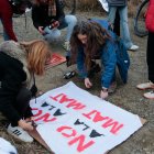 Dues dones elaboren pancartes en contra del projecte de la MAT entre l'Aragó i Catalunya en un acte celebrat a Almoster.