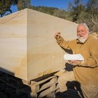 Joan Mateu junt amb les pedres de la Sagrada Família que serviran per fer la base de l'escultura de Gaudí.