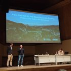 L’alcalde, Robert Figueras, i el director general, Marc Vilahur, durant la presentació a Alcover.