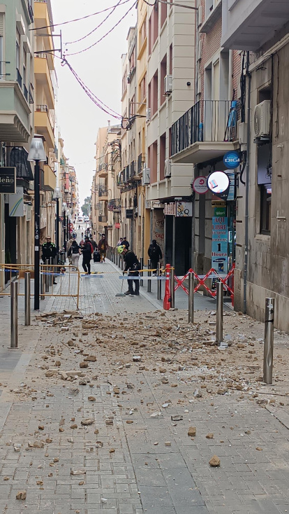 Imagen del material que se ha precipitado en la vía pública desde la fachada de un hotel en la calle Reding de Tarragona.