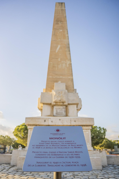 La nova placa, a peus del monòlit que reposa al Cementiri General.