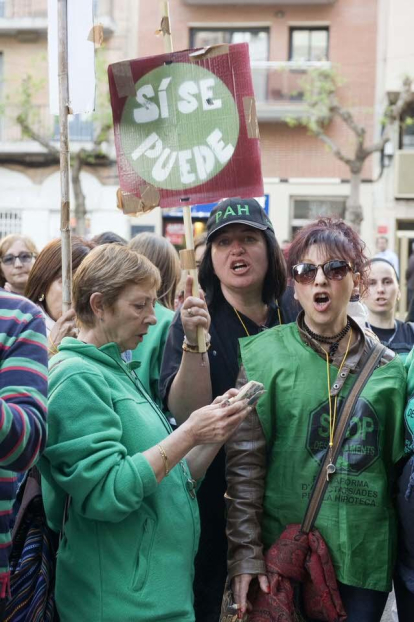 Més de 150 persones es manifesten davant de la seu tarragonina del PP per defensar la llei de l'habitatge digne. El govern de Mariano Rajoy vol declarar la llei catalana inconstitucional.
