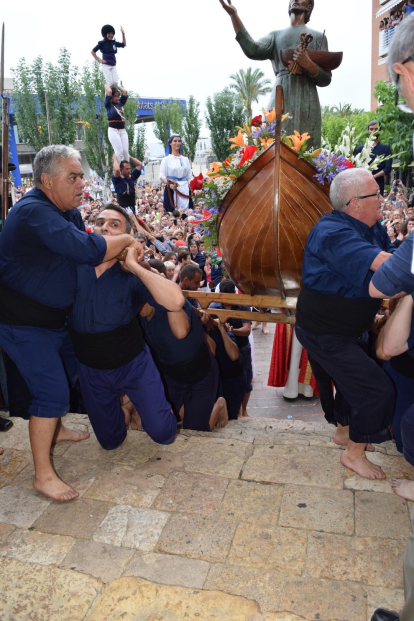 La Processó de Sant Pere del Serrallo es uno de los actos más tradicionales y más multitudinarios de la Festa Major del barrio, que ha tenido lugar este miércoles por la tarde.