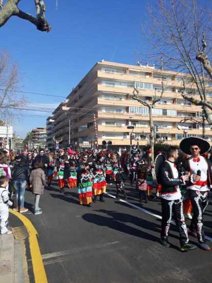 Més de 3.800 persones han desfilat pels carrers de Salou