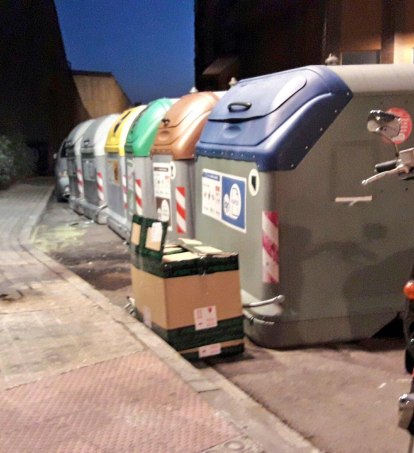 L'usuari de Twitter, Joan Boronat, va dedicar-se, durant una hora, a comprovar l'estat dels contenidors a diverses zones de la ciutat.