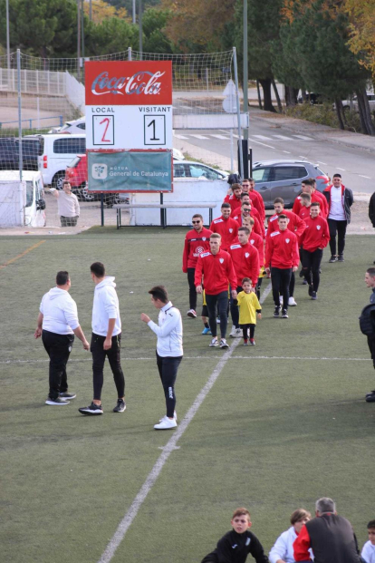 Tots els equips del futbol base i el primer conjunt van desfilar per la gespa del municipal.