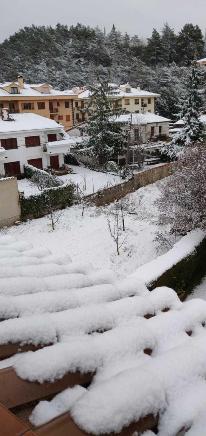 Cae la nieve en el pueblo de Prades en pleno mes de marzo