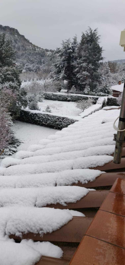 Cau la neu al poble de Prades en ple mes de març