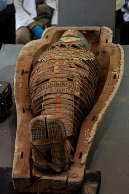 Al menos 100 sarcófagos antiguos y 40 estatuas doradas han sido descubiertos como un enorme cementerio en el sur de la capital egipcia, el Cairo. Algunos de los sarcófagos sellados y coloridos, que fueron enterrados hace más de 2.500 años, contenían momias envueltas en tela.