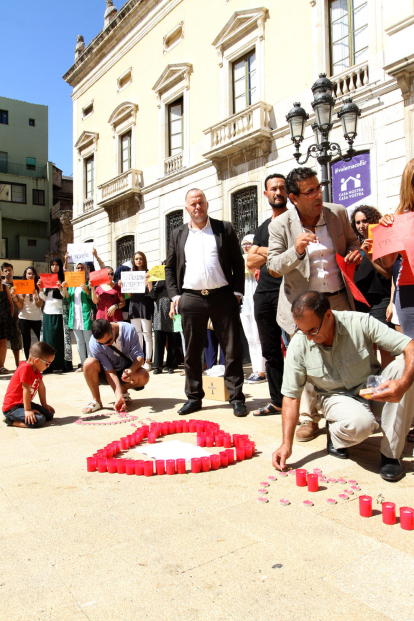 La plaza de la Fuente ha acogido un centenar de miembros de la comunidad musulmana tarraconense.