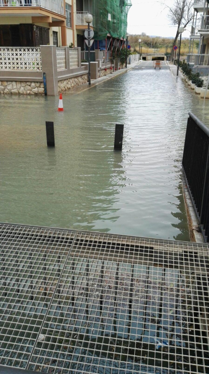 L'aigua ha omplert els carrers del barri de la Salut a Salou.