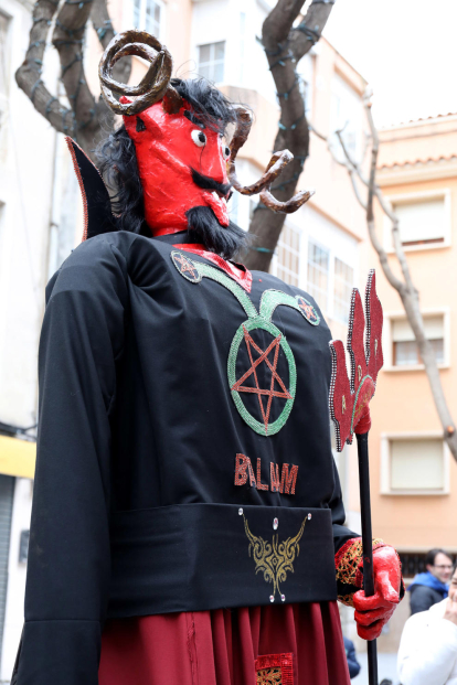 La Festa Major d'Hivern de Constantí ha servit per presentar el nou Gegant Balaam amb una trobada on han participar colles de poblacions veïnes.
