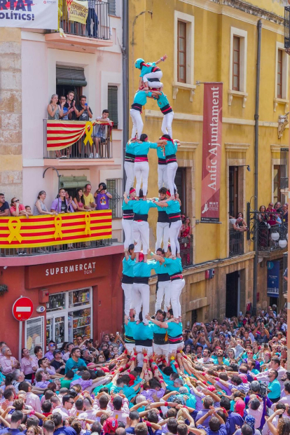 Castells, torres i pilars a la plaça de les Cols amb els Xiquets de Tarragona, la Jove Xiquets de Tarragona, els Xiquets del Serrallo i els Castellers de Sant Pere i Sant Pau