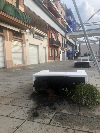 El barri del Serrallo ha despertat aquest dimecres amb els signes de l'afectació de la llevantada que aquest dimarts a la nit ha afectat el Camp de Tarragona. El Francolí baixa ple.