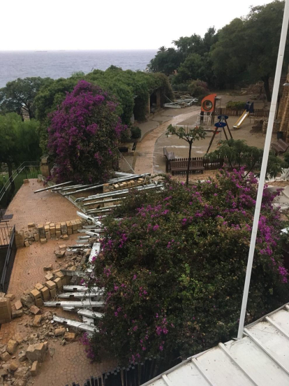 La forta tempesta de pluja i vent que aquest dimecres ha afectat al Camp de Tarragona ha deixat un rastre de desperfectes que moltes poblacions.