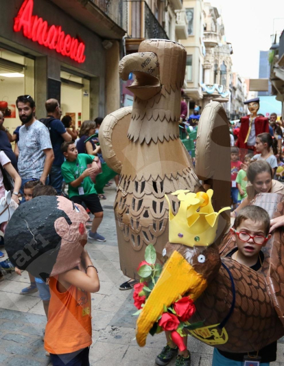 Cerca de 500 niños reinventan gigantes, bestias y bailes en una cita de récord donde la lluvia no faltó