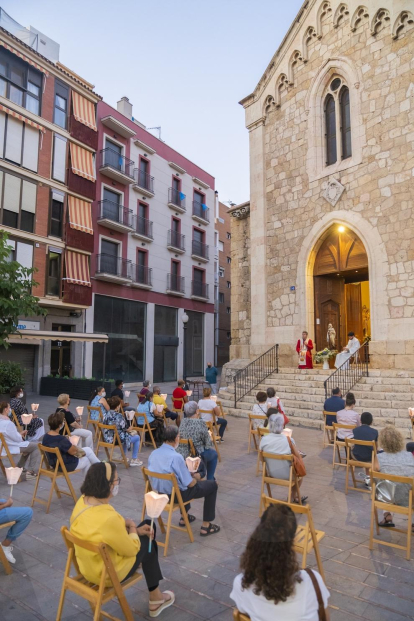 El rosario de antorchas pone en marcha las fiestas del Carme en el Serrallo en Tarragona