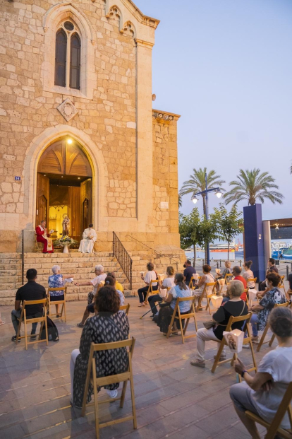 El rosario de antorchas pone en marcha las fiestas del Carme en el Serrallo en Tarragona
