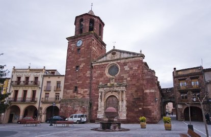 Imatge de la façana de la Església de Prades amb la seva característica pedra vermella.