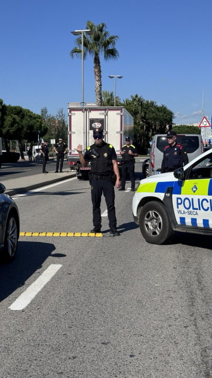 Mossos i Policia Local a l'avinguda Alcalde Pere Molas.