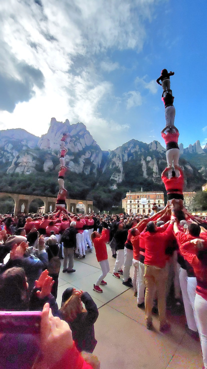 Els pilars dels Xiquets de Valls a l'esplanada de l'Abadia