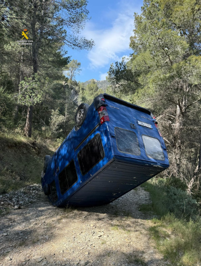 Imatge de la furgoneta bolcada.
