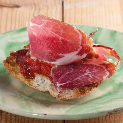 Imatge del Pa de vidre amb escalivada i pernil ibèric.