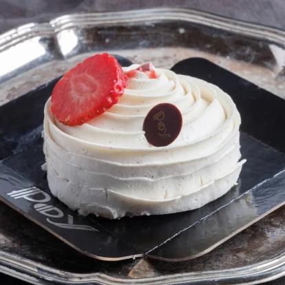 Imatge de la Mousse de maduixa coberta de xocolata blanca.