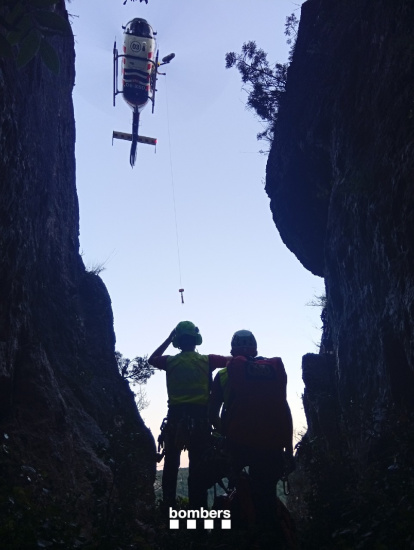 Un instante del rescate de la mujer en Rojals.