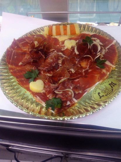 Diuen que una bona manera de conquistar a la teva parella és a través de la cuina. I per Sant Jordi és una bona oportunitat. Per això el Gremi de Carnissers, Xarcuters i Cansaladers de Tarragona ha promogut una iniciativa que tracta d'elaborar productes fets amb carn i embotit, com a ingredients principals, per la Diada de Sant Jordi.