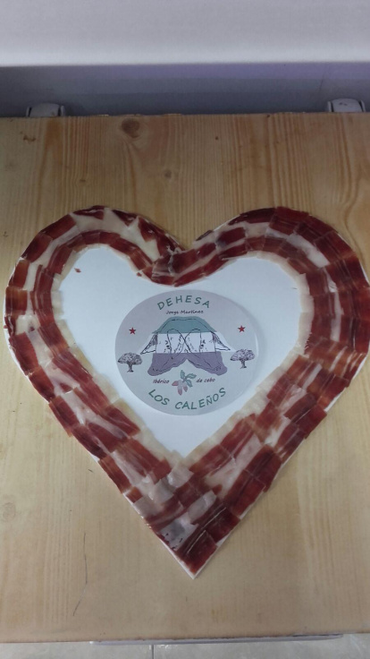 Diuen que una bona manera de conquistar a la teva parella és a través de la cuina. I per Sant Jordi és una bona oportunitat. Per això el Gremi de Carnissers, Xarcuters i Cansaladers de Tarragona ha promogut una iniciativa que tracta d'elaborar productes fets amb carn i embotit, com a ingredients principals, per la Diada de Sant Jordi.