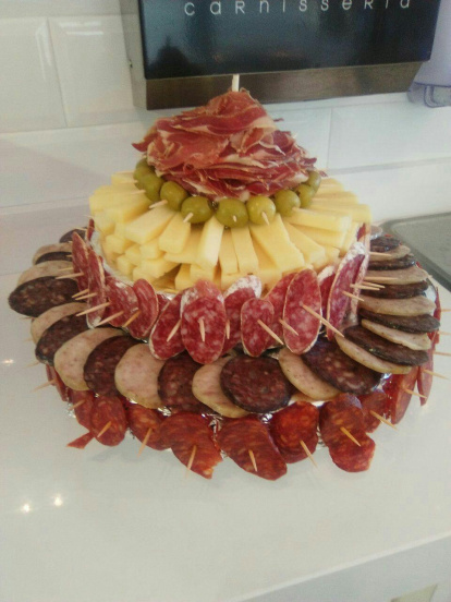 La gastronomia pot ser original i amb tocs festius. Prova d'això és la campanya que ha portat a terme el Gremi de Carnissers, Cansaladers i Xarcuters de les comarques tarragonines, per la festivitat de Sant Joan. La gran majoria de festes es viuen al voltant d'una taula. És per això que l'associació ofereix un seguit de productes gastronòmics amb la temàtica de la Revetlla de Sant Joan.