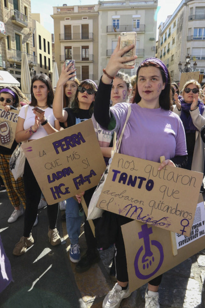 Recull de les millors imatges de la manifestació del Dia de la Dona a Reus