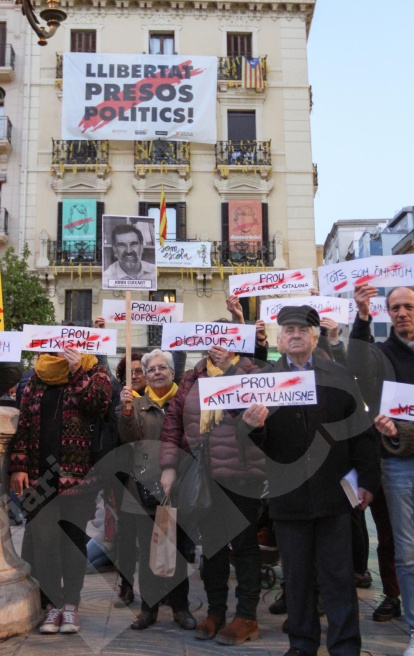 Concentració a la Plaça Prim de Reus en suport d'Òmnium Cultural
