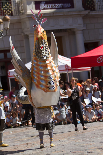 Els escolars de Reus participen en l''Hola Sant Pere' recreant el Basilisc