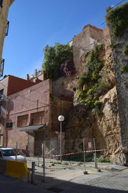 Imatges de les façanes de la part baixa que presenten riscos per despreniment.