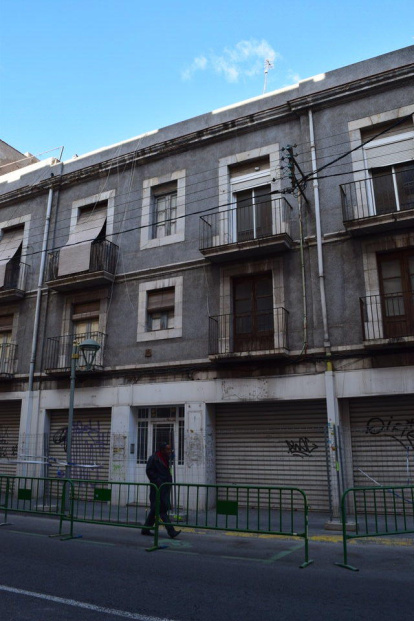 Imatges de les façanes de la part baixa que presenten riscos per despreniment.