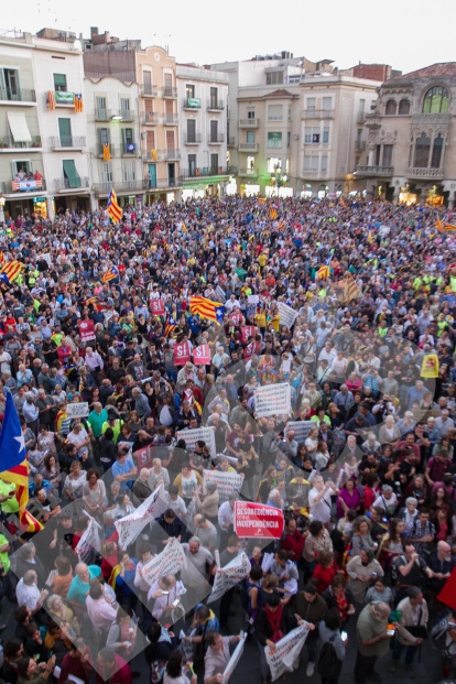 Concentració por la democracia delante del Ayuntamiento de Reus.